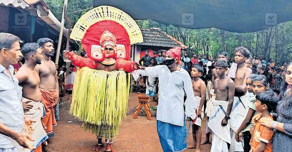മൗവ്വേനി കോവിലകം ദേവീക്ഷേത്ര കളിയാട്ട ഉത്സവത്തിന്റെ ഭാഗമായി കെട്ടിയാടിയ മാപ്പിളതെയ്യം മലചാമുണ്ഡിയോടൊപ്പം അരങ്ങിലെത്തിയപ്പോൾ
