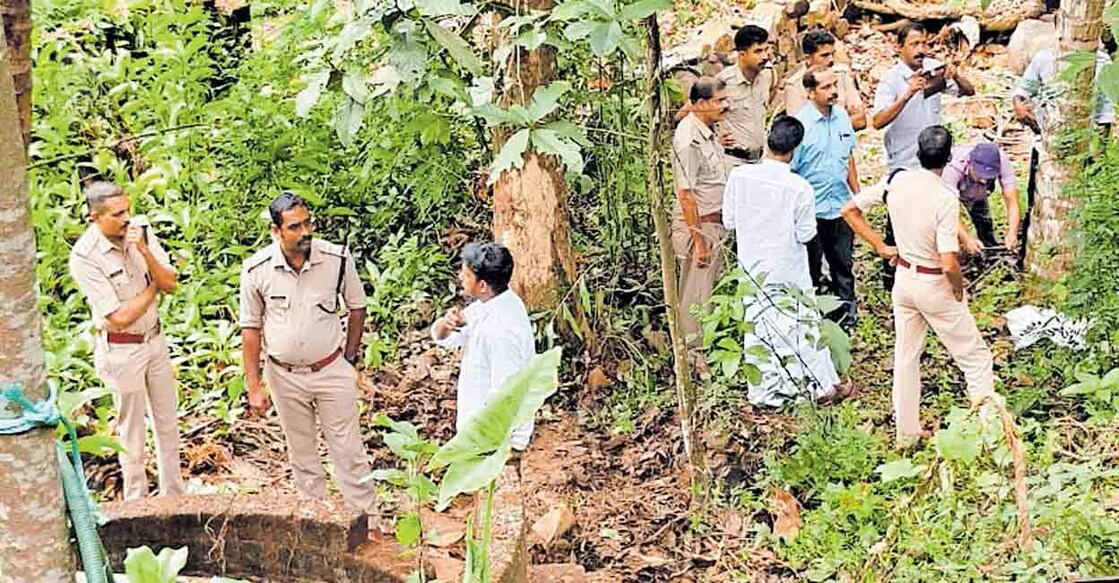 ചിറ്റാരിക്കാൽ ഇരുപത്തിയഞ്ചിലെ വീട്ടുവളപ്പിലെ കിണറ്റിൽ അസ്ഥികൂടം കണ്ടെത്തിയതറിഞ്ഞ് സ്ഥലത്തെത്തിയ പൊലീസും നാട്ടുകാരും.  
