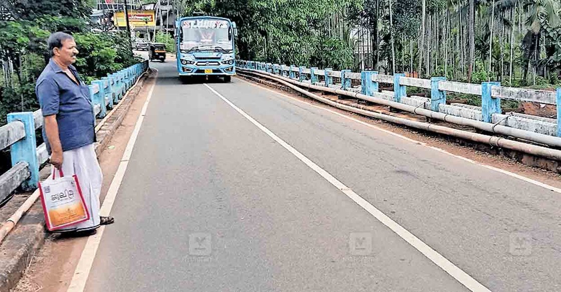  നായനാർ തൃക്കരിപ്പൂർ നിയോജക മണ്ഡലത്തിലെ എംഎൽഎയും മുഖ്യമന്ത്രിയുമായ 1987ൽ  അനുവദിക്കുകയും  1993ൽ ശിലാസ്ഥാപനം നടത്തുകയും ചെയ്ത കുന്നുംകൈ പാലം.  
