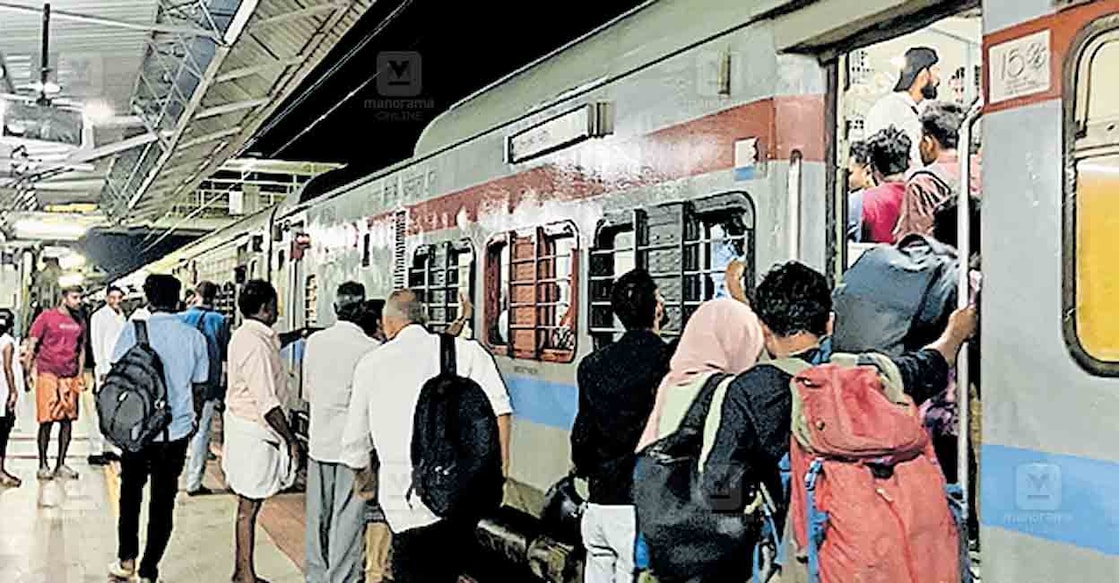 കോച്ചുകൾ വെട്ടിച്ചുരുക്കിയ മംഗളൂരു–കൊച്ചുവേളി അന്ത്യോദയ എക്സ്പ്രസിൽ കാസർകോട് റെയിൽവേ സ്റ്റേഷനിൽ നിന്നു കയറുന്ന യാത്രക്കാർ. ചിത്രം.മനോരമ