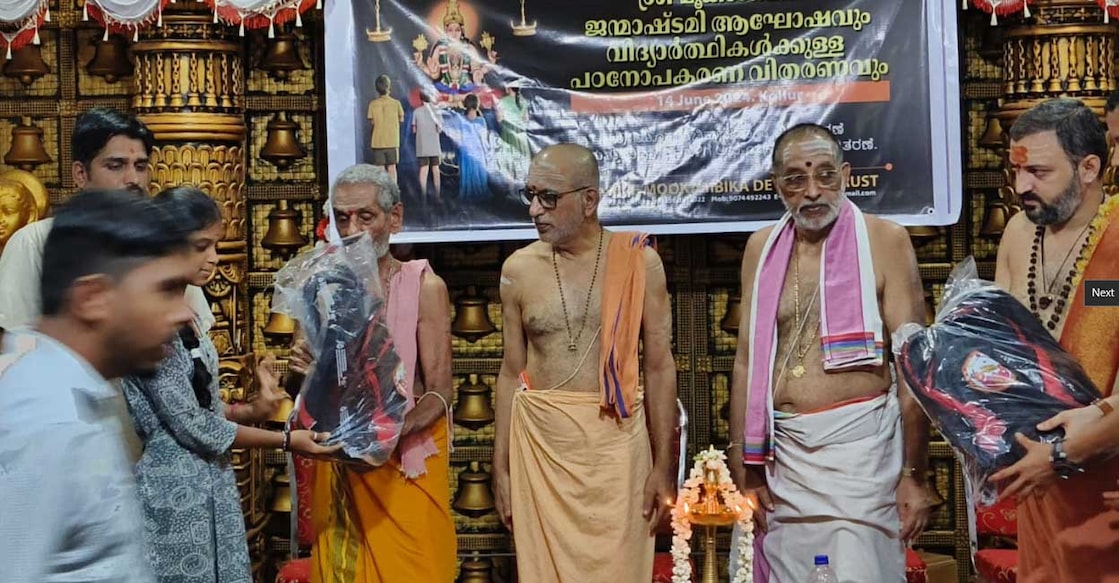 malayalee-community-donates-study-material-kits malayalee-community-donates-study-material-kits