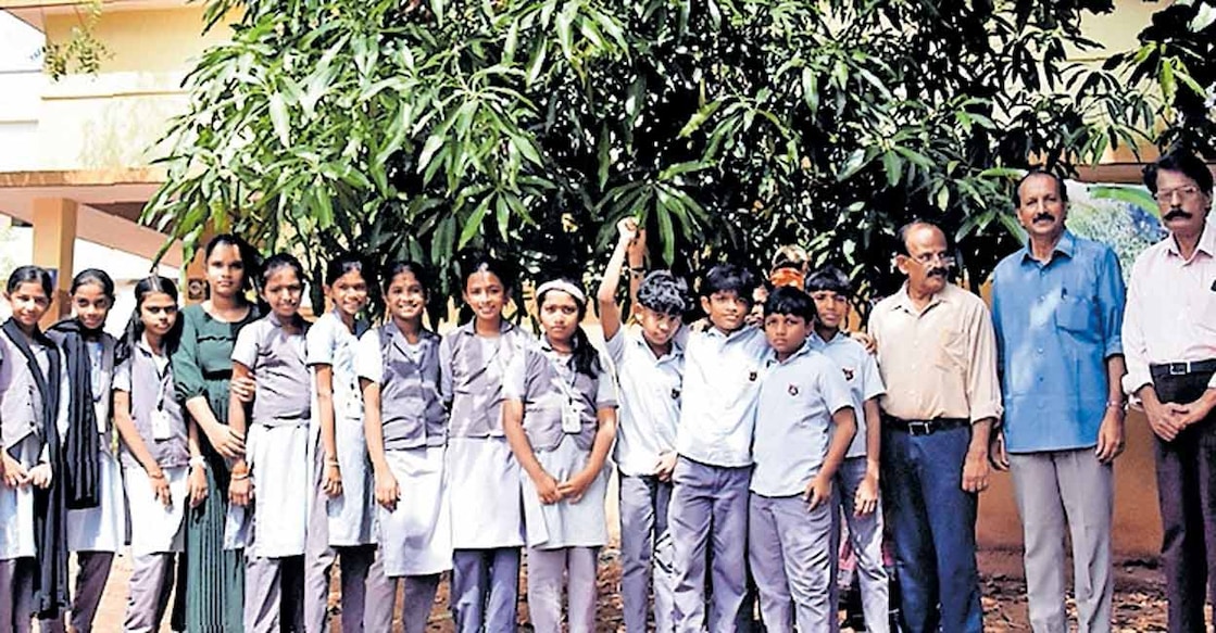 ദേശീയപാതയോരത്ത് സുഗതകുമാരി നട്ട തേന്മാവ് അടുക്കത്ത് ബയൽ ഗവ.യുപി സ്കൂളിൽ  പറിച്ചുനട്ടതിന്റെ രണ്ടാം വാർഷികാഘോഷ ചടങ്ങിൽ കാസർകോട് പീപ്പിൾസ് ഫോറം അംഗങ്ങളും വിദ്യാർഥികളും.  