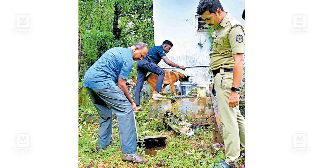 എരഞ്ഞോളിയിൽ ബോംബ് സ്ഫോടനം നടന്ന കുടക്കളത്തെ വീട്ടുവളപ്പിൽ ബോംബ് സ്ക്വാഡ് പരിശോധന നടത്തുന്നു