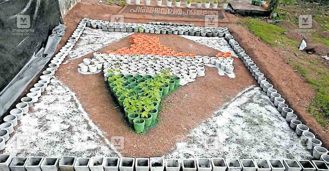 kasargod-india ഹൊസ്ദുർഗ് ജില്ലാ ജയിലിൽ തൊഴിൽ പരിശീലനത്തിന്റെ ഭാഗമായി പൂച്ചട്ടികൾ ഉപയോഗിച്ച് ഒരുക്കിയ ഇന്ത്യയുടെ ഭൂപടമാതൃക.