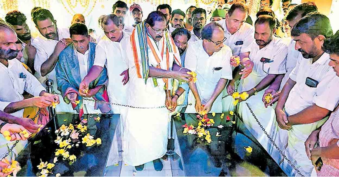 വിജയത്തിന് ശേഷം രാജ്മോഹൻ ഉണ്ണിത്താൻ, കൊല്ലപ്പെട്ട യൂത്ത് കോൺഗ്രസ് പ്രവർത്തകരായ കൃപേഷിന്റേയും ശരത് ലാലിന്റെയും സ്മൃതിമണ്ഡപത്തിൽ പുഷ്പാർച്ചന നടത്തുന്നു. ചിത്രം: മനോരമ