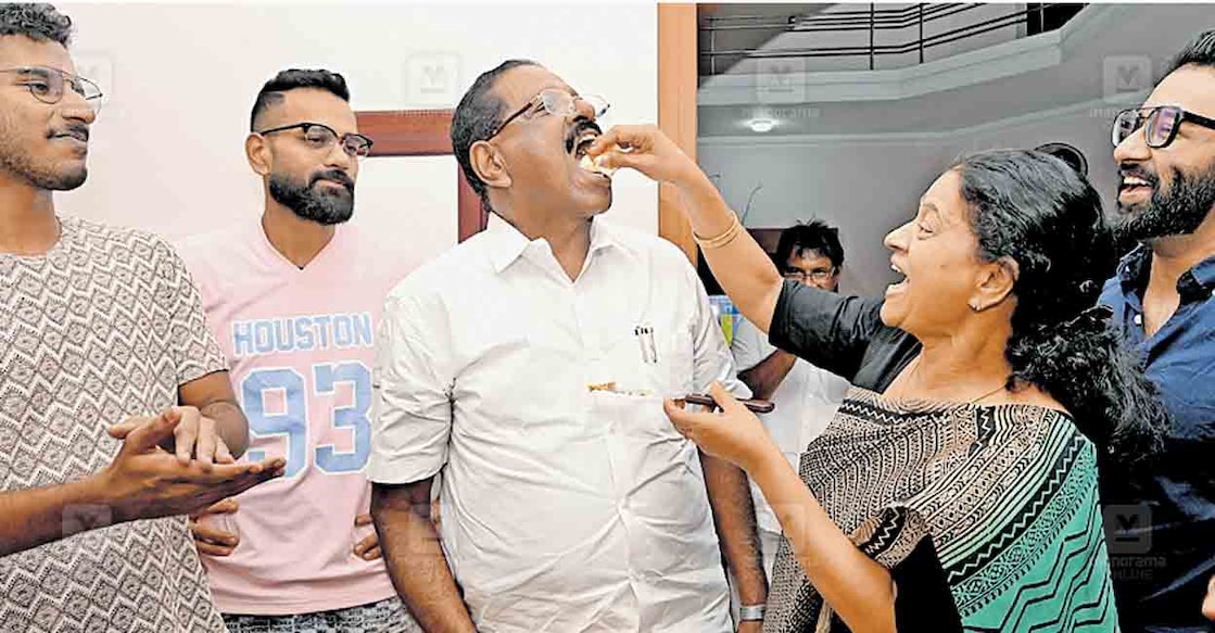 കാസർകോട്ട് വിജയിച്ച രാജ്മോഹൻ ഉണ്ണിത്താന് ഭാര്യ 
സുധാകുമാരി മധുരം നൽകുന്നു. സഹോദര പുത്രൻ സൗരവ്,  മക്കളായ അതുൽ, അമൽ എന്നിവർ സമീപം. ചിത്രം: മനോരമ 