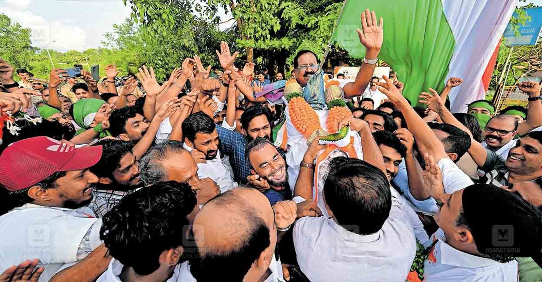 വോട്ടെണ്ണൽ ദിനത്തിൽ രാജ്മോഹൻ ഉണ്ണിത്താനെ എടുത്തുയർത്തി ആഹ്ലാദം പ്രകടിപ്പിക്കുന്ന പ്രവർത്തകർ. ചിത്രം: മനോരമ 
