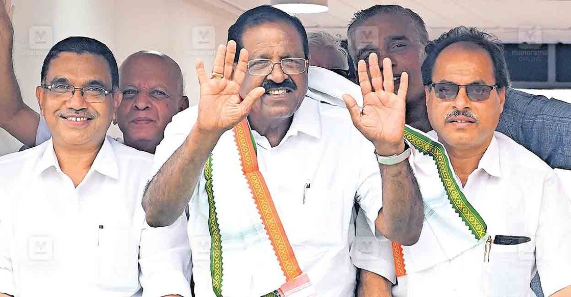 കാസർകോട് ലോക്സഭ മണ്ഡലത്തിൽ നിന്നു വിജയിച്ച രാജ്മോഹൻ ഉണ്ണിത്താൻ റോഡ്ഷോയ്ക്കിടെ നീലേശ്വരത്ത് വോട്ടർമാരെ അഭിവാദ്യം ചെയ്യുന്നു. ചിത്രം: മനോരമ  