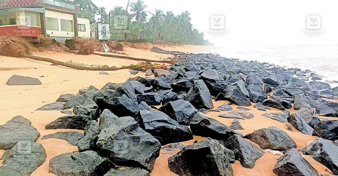 കടൽഭിത്തി നിർമാണത്തിനായി നാങ്കി തീരത്ത് അടുക്കി വച്ചിരുന്ന കരിങ്കല്ലുകൾ കടലെടുത്തപ്പോൾ. 