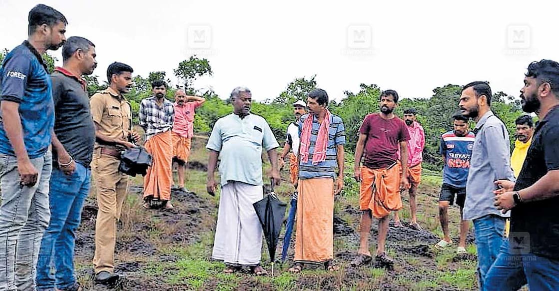 ബർമ്മത്തട്ടിനു സമീപം പുലി ഇറങ്ങിയെന്ന സംശയത്തെത്തുടർന്ന് സ്ഥലത്തെത്തിയ വനംവകുപ്പ് ഉദ്യോഗസ്ഥർ നാട്ടുകാരുമായി സംസാരിക്കുന്നു