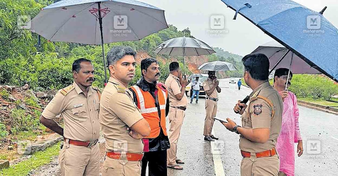 സംസ്ഥാന സർക്കാരിന്റെ നിർദേശ പ്രകാരം കാസർകോട് നിന്നുള്ള മോട്ടർ വാഹന വകുപ്പ് ഇൻസ്പെക്ടർ ടി.ചന്ദ്രകുമാറിന്റെ നേതൃത്വത്തിലുള്ള സംഘം മണ്ണിടിഞ്ഞ  കർണാടക കാർവാർ ഷിരൂരിലെത്തിയപ്പോൾ.  
