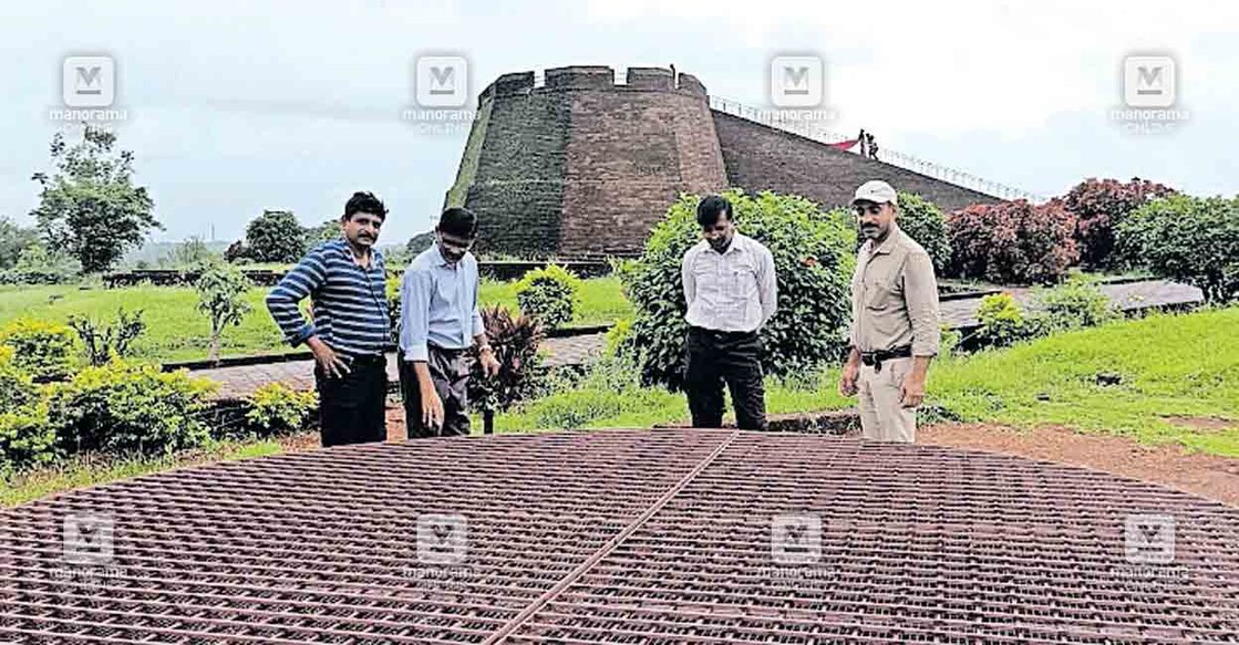 ബേക്കൽ കോട്ടയിൽ തുടക്കം കുറിച്ച കിണർ ശുചീകരണ പദ്ധതി കേന്ദ്ര പുരാവസ്തു വകുപ്പ് തൃശൂർ സർക്കിൾ സൂപ്രണ്ടിങ് ആർക്കിയോളജിസ്റ്റ് കെ.രാമകൃഷ്ണ റെഡ്ഡി, ഡപ്യൂട്ടി സൂപ്രണ്ടിങ് ആർക്കിയോളജിസ്റ്റ് സി.കുമാരൻ എന്നിവർ വിലയിരുത്തുന്നു .  
