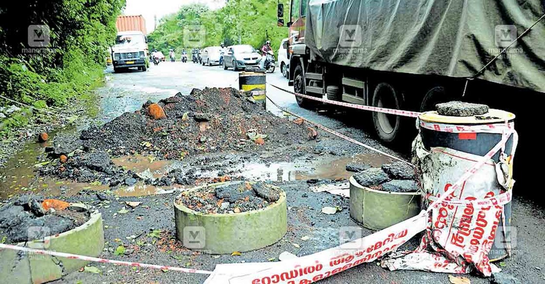 കാസർകോട് –കാഞ്ഞങ്ങാട് സംസ്ഥാനപാതയിൽ ചന്ദ്രഗിരിപ്പാലത്തിനു സമീപത്തെ കുഴിയിൽ വാഹനങ്ങൾ വീഴാതിരിക്കാൻ അധികൃതർ കോൺക്രീറ്റ് റിങ് വച്ചപ്പോൾ.  