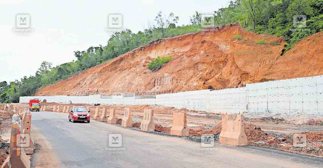 ദേശീയപാത വികസനത്തിനായി മണ്ണിടിച്ചുനീക്കിയ വീരമലക്കുന്ന്. ചിത്രം: മനോരമ  
