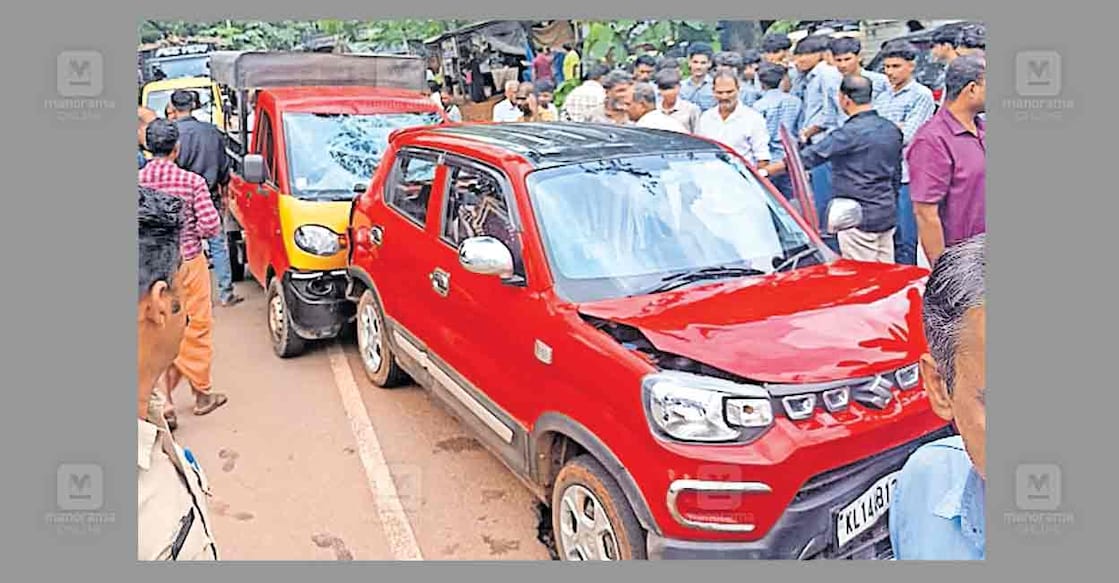 ബോവിക്കാനത്ത് നിയന്ത്രണംവിട്ട ഗുഡ്സ് ഓട്ടോറിക്ഷ കാറിലിടിച്ചുണ്ടായ അപകടം.