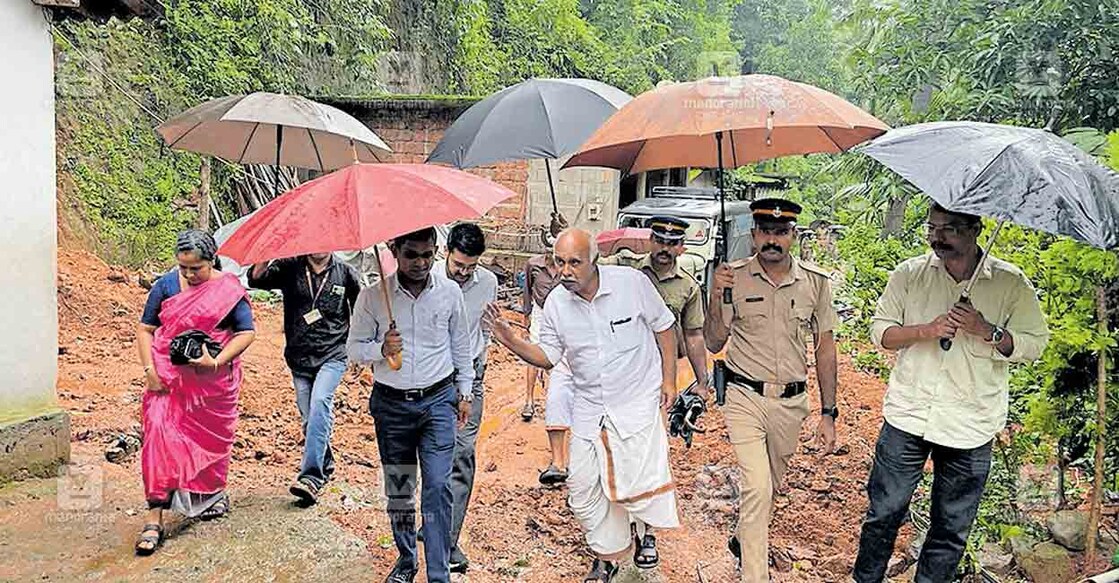 കല്ലപ്പള്ളി കമ്മാടിയിലെ ദുരിതാശ്വാസ കേന്ദ്രം ഇ.ചന്ദ്രശേഖരൻ എംഎൽഎ, കലക്ടർ കെ.ഇൻപശേഖർ എന്നിവർ സന്ദർശിക്കുന്നു. 