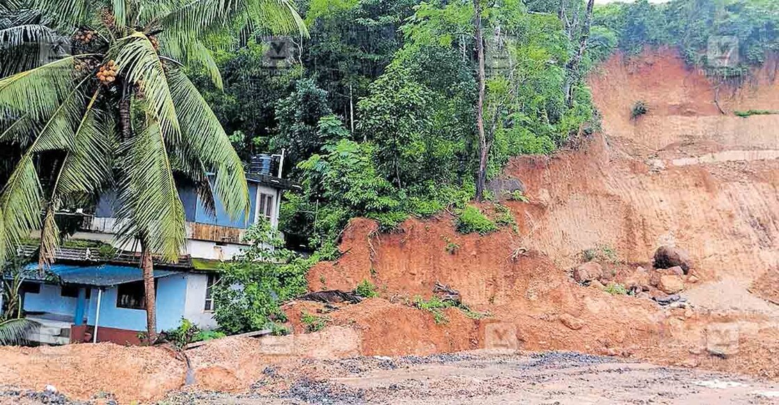 mp-remesh-home-at-cheruvathoor മട്ടലായിക്കുന്നിന് സമീപത്തുള്ള എ.പി.രമേശന്റെ വീട്. കുന്നിടിഞ്ഞ് അപകടം ഭയക്കുന്നതിനാൽ വീട്ടിൽനിന്ന് മാറിത്താമസിക്കാൻ തൃക്കരിപ്പൂർ അഗ്നിരക്ഷാ സേനാവിഭാഗം കുടുംബത്തോട് ആവശ്യപ്പെട്ടിട്ടുണ്ട്.
