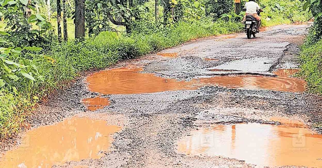 pothole-kasargod തകർന്നുകിടക്കുന്ന വാഴുന്നോറടി, ഉപ്പിലിക്കൈ, മോനാച്ച, നീലേശ്വരം റോഡ്.