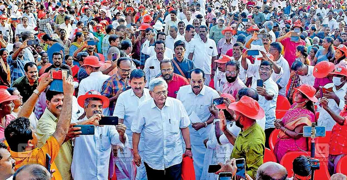 ചെർക്കളയിൽ നടന്ന പലസ്തീൻ ഐക്യദാർഢ്യ സമ്മേളനത്തിൽ പങ്കെടുക്കാനെത്തിയ സീതാറാം യച്ചൂരി. (ഫയൽ ചിത്രം) 