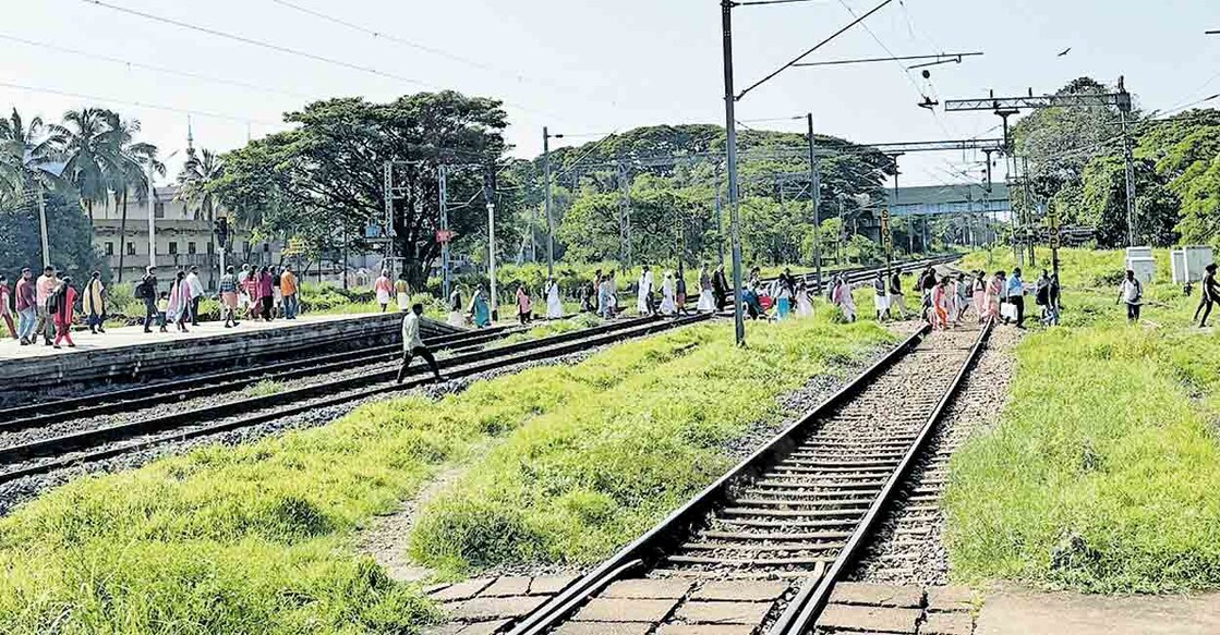  കാഞ്ഞങ്ങാട് റെയിൽവേ സ്റ്റേഷന്റെ രണ്ടാം പ്ലാറ്റ്ഫോമിൽ ട്രെയിനിറങ്ങിയ യാത്രക്കാർ ട്രോളിപാത്തിലൂടെ പാളങ്ങൾ മറികടന്ന് സ്റ്റേഷന് പുറത്തേക്ക് പോകുന്നു. 