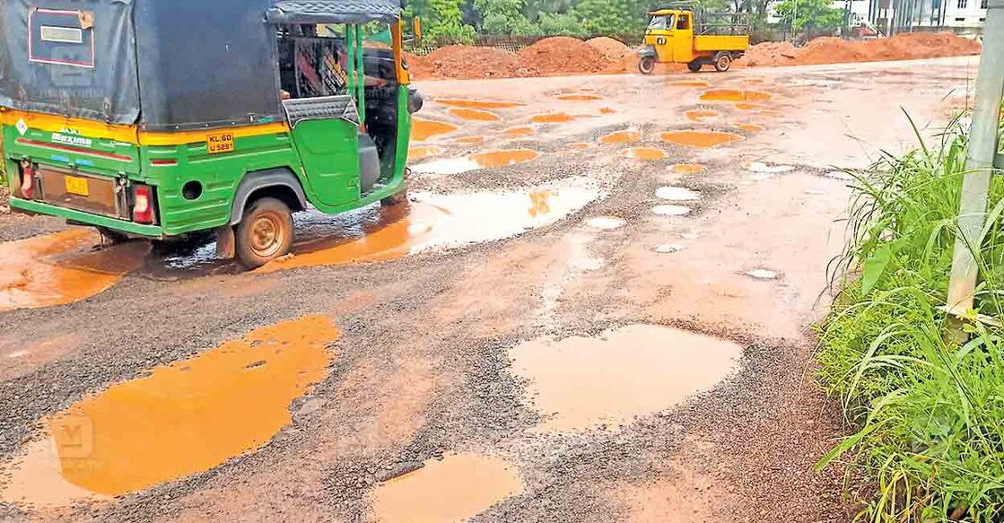 കല്യാൺറോഡ് ജം‌ക്‌ഷനിൽ റോഡ് പൂർണമായും തകർന്ന നിലയിൽ.  