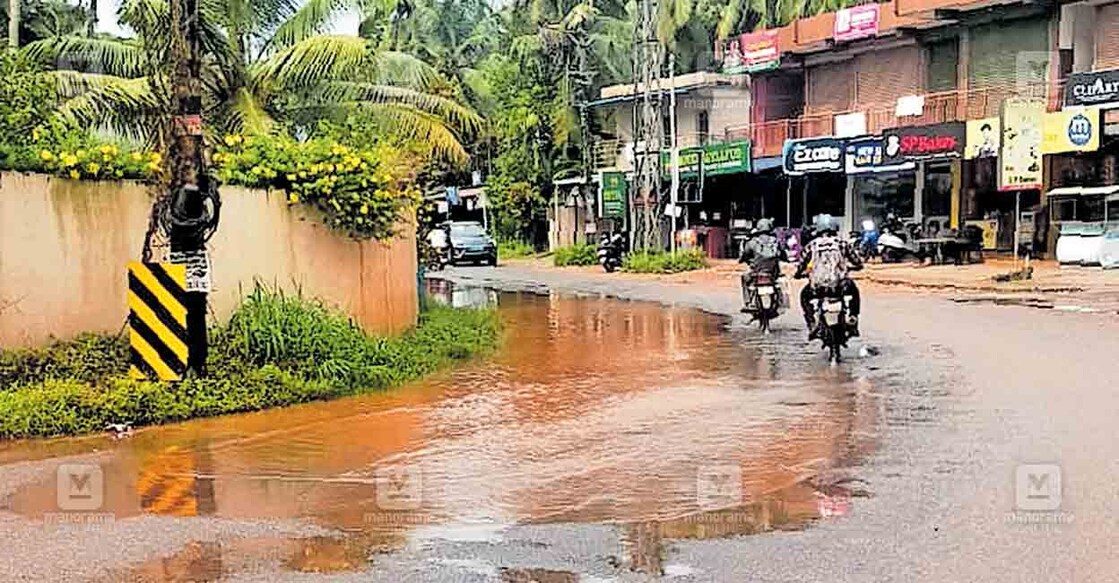 കറന്തക്കാട് - മധൂർ പിഡബ്ല്യുഡി റോഡിൽ മീപ്പുഗുരിയിലെ വളവിൽ വെള്ളം കെട്ടിനിൽക്കുന്ന നിലയിൽ. 