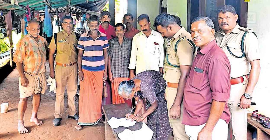 kasargod-forest-officers-singning പെരുതടിയിലെ കാട്ടാനശല്യത്തിനു പരിഹാരം കാണുന്നതിന് സോളർ തൂക്കിവേലി സ്ഥാപിക്കാൻ സ്ഥലം വിട്ട് നൽകുന്ന സ്വകാര്യ വ്യക്തികളിൽ നിന്നും വനംവകപ്പ് ഉദ്യോഗസ്ഥർ സമ്മതം പത്രം ഒപ്പിട്ട് വാങ്ങുന്നു.