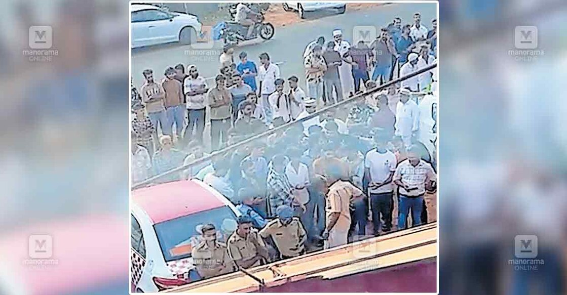 abudul-gafoor-muder-criminals-custudy കൊലപ്പെട്ട പൂച്ചക്കാട്ടെ അബ്ദുൽഗഫൂർ ഹാജിയുടെ വീട്ടിൽനിന്നു കാണാതായ സ്വർണാഭരണങ്ങൾ കണ്ടെടുക്കുന്നതിനായി പ്രതികളുമായി തെളിവെടുപ്പ് നടത്തുന്ന വിവരമറിഞ്ഞെത്തിയ നാട്ടുകാർ.