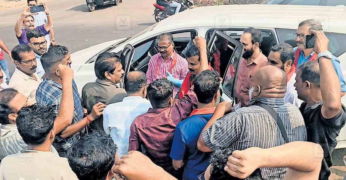 ജയിൽ മോചിതരായ സിപിഎം നേതാക്കൾക്കു കാഞ്ഞങ്ങാട് അലാമിപ്പള്ളിയിൽ സിപിഎം പ്രവർത്തകർ നൽകിയ സ്വീകരണം.  