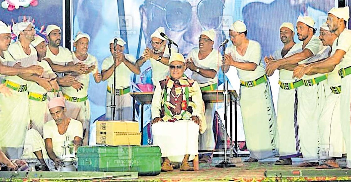 തുരുത്തി ഐലൻഡ് ആർട്സ് ആൻഡ് സ്പോർട്സ് ക്ലബ് സിൽവർ ജൂബിലി ആഘോഷത്തിന്റെ ഭാഗമായി നടന്ന കൾചർ നൈറ്റിൽ അവതരിപ്പിച്ച വെറ്റിലക്കൊട്ട്പാട്ട്. 
