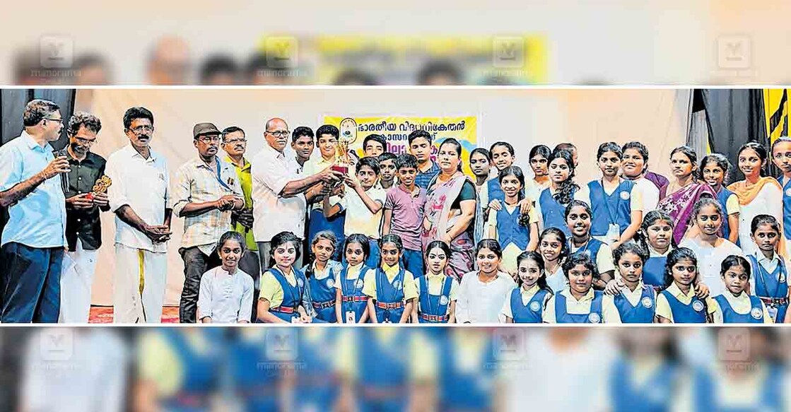 kasargod-districk-school-kalolsavam വിദ്യാനികേതൻ സ്കൂൾ കലോത്സവത്തിൽ ഒന്നാം സ്ഥാനം നേടിയ ചീമേനി വിവേകാനന്ദ വിദ്യാമന്ദിരം സ്കൂളിനു വിഷ്ണു വിദ്യാലയം പ്രധാനാധ്യാപകൻ കെ.ഗോപാലൻനായർ ട്രോഫി സമ്മാനിക്കുന്നു.