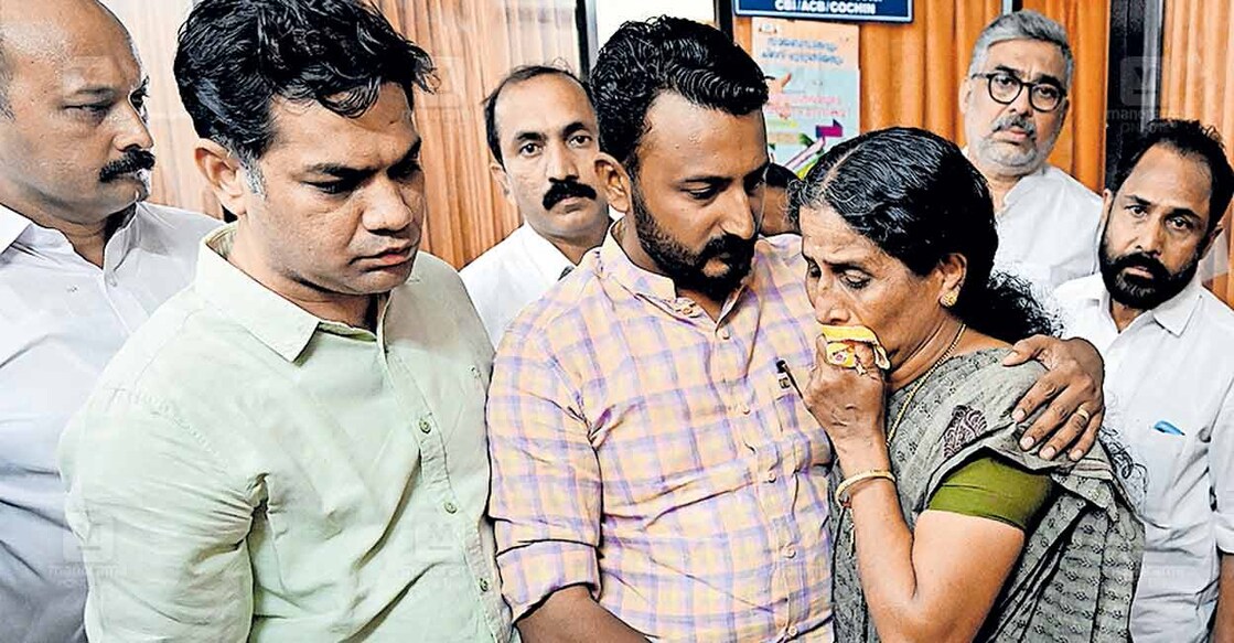 പെരിയ കൊലക്കേസ് വിധി കേട്ടശേഷം കരയുന്ന ശരത് ലാലിന്റെ അമ്മ ലതയെ ആശ്വസിപ്പിക്കുന്ന രാഹുൽ മാങ്കൂട്ടത്തിൽ എംഎൽഎ. ഡിസിസി പ്രസിഡന്റ് മുഹമ്മദ് ഷിയാസ്, ഹൈബി ഈഡൻ എംപി, ടി.എം. സക്കീർ ഹുസൈൻ തുടങ്ങിയവർ സമീപം.
ചിത്രങ്ങൾ: മനോരമ  