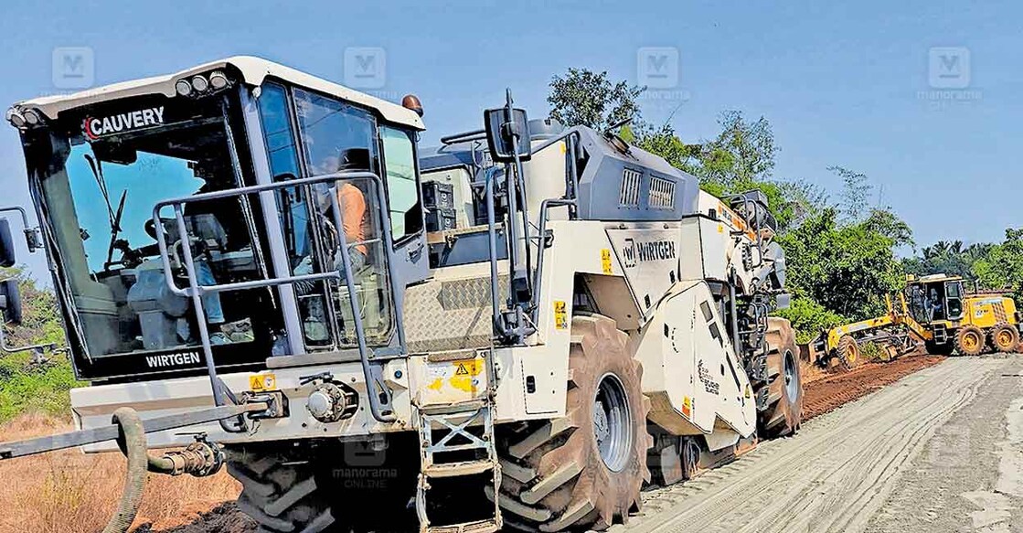 kasargod-road-work എഫ്ഡിആർ സാങ്കേതികവിദ്യ ഉപയോഗിച്ചുള്ള ജില്ലയിലെ ആദ്യ റോഡിന്റെ നിർമാണ പ്രവൃത്തി
നീലേശ്വരം–ചോയ്യംങ്കോട്–കാഞ്ഞിരപ്പൊയിൽ തുടങ്ങിയപ്പോൾ.
