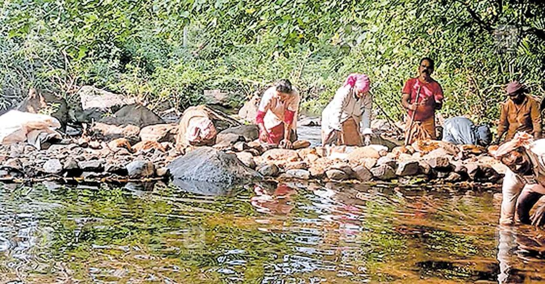 rajpuram-water-bund-work ജലസംരക്ഷണത്തിനായി ചെറുപനത്തടി വണ്ണാത്തിച്ചാലിൽ നടക്കുന്ന താൽക്കാലിക തടയണ നിർമാണം.