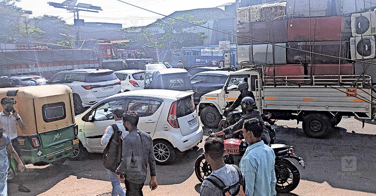 പൊലീസും ഹോം ഗാർഡും തിരഞ്ഞെടുപ്പ് ഡ്യൂട്ടിയിൽ; ഗതാഗതക്കുരുക്ക് ...
