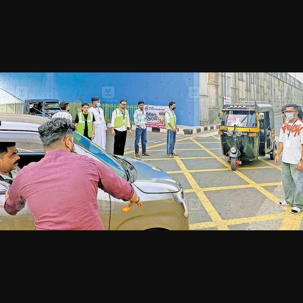 Mogral youth managing traffic during School Kalolsavam