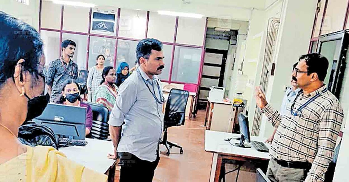 വിദ്യാനഗറിലെ മോട്ടർ വാഹന വകുപ്പിന്റെ ഓഫിസിൽ വിജിലൻസ് 
ഡിവൈഎസ്പി ഇ.ഉണ്ണികൃഷ്ണന്റെ നേതൃത്വത്തിൽ പരിശോധന 
നടത്തുന്നു