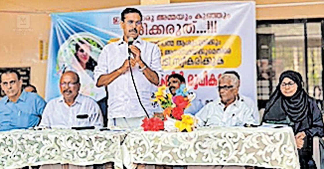 ആക‍്ഷൻ കമ്മിറ്റി യോഗം സി.എച്ച്.കുഞ്ഞമ്പു എംഎൽഎ ഉദ്ഘടനം ചെയ്യുന്നു.  