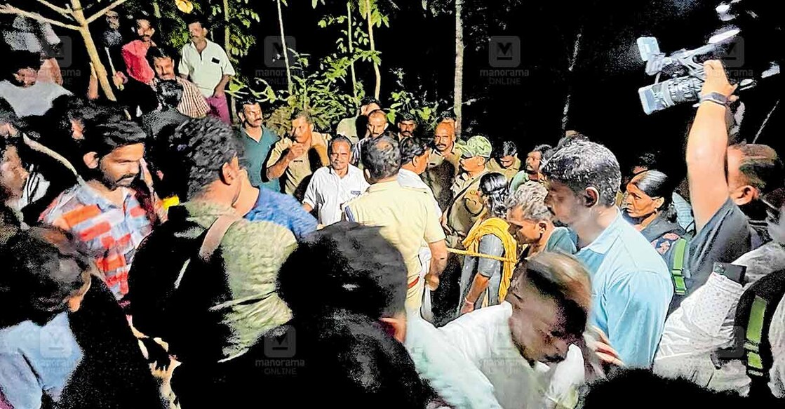 പുലി കുടുങ്ങിയതറിഞ്ഞ് കൊളത്തൂർ മടന്തക്കോട് തടിച്ചുകൂടിയ നാട്ടുകാരും വനപാലകരും.  