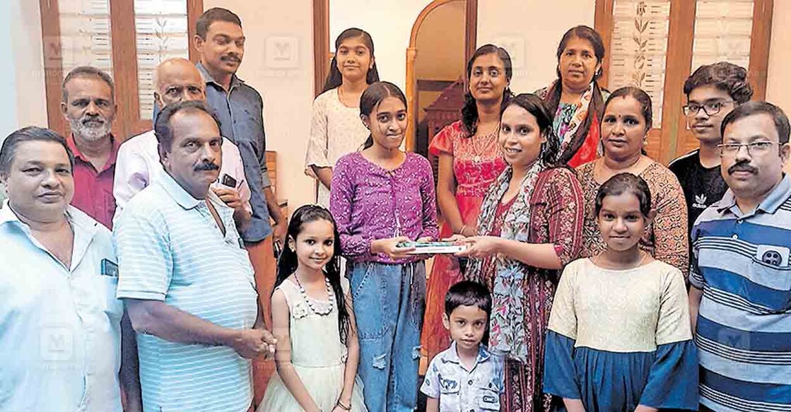 ആയന്നൂർ യുവശക്തി ലൈബ്രറിയിൽ വായനാവസന്തം പദ്ധതി ഉദ്ഘാടനം വായന ചാലഞ്ച് വിജയി കെ.വി.ദേവനന്ദ, ജ്യോതി രാകേഷിനു പുസ്തകം കൈമാറി നിർവഹിക്കുന്നു. 