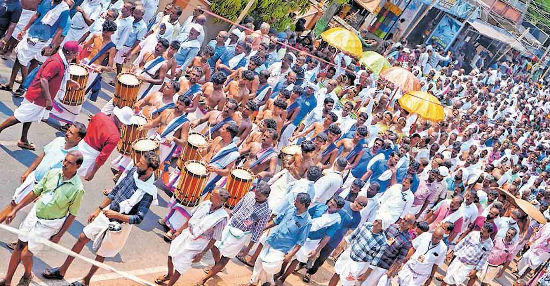 kasargod-thrikkaripur-ramavilliyam-kazhakam-perumkaliyattam തൃക്കരിപ്പൂർ രാമവില്യം കഴകം പെരുങ്കളിയാട്ടത്തിനു നെല്ലിക്കാ തുരുത്തി കഴകം നിലമംഗലത്ത് ഭഗവതി ക്ഷേത്രത്തിൽ നിന്നുള്ള കലവറ നിറയ്ക്കൽ ഘോഷയാത്ര.