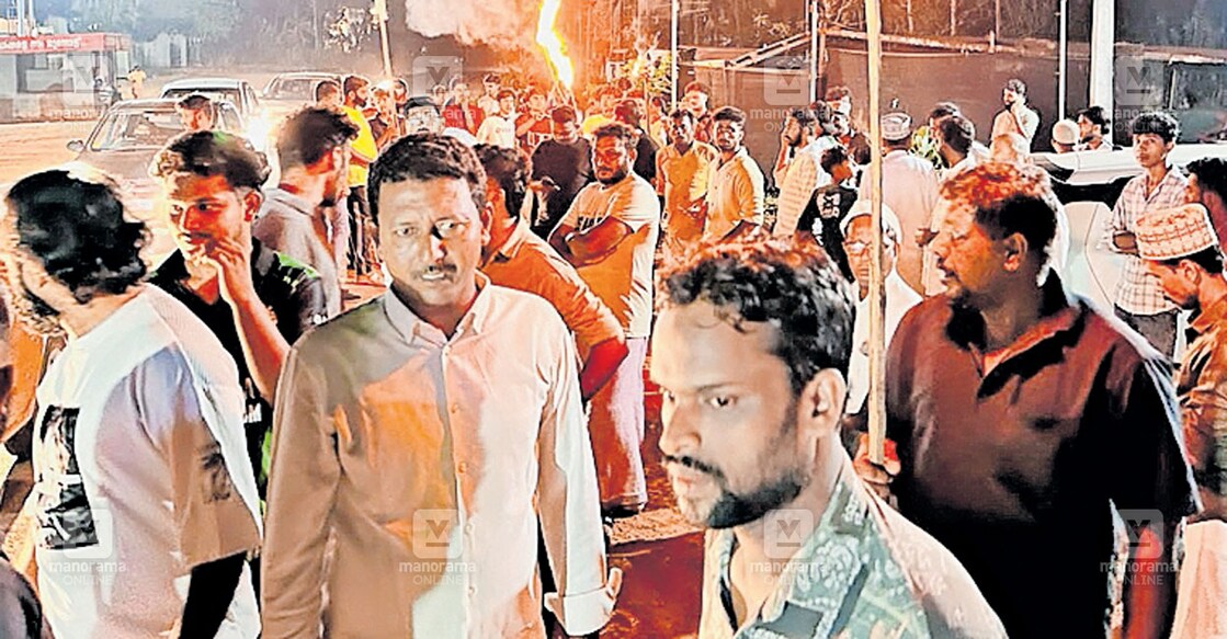ലഹരിമാഫിയയുടെ വീട് കയറിയുള്ള ആക്രമണത്തിനെതിരെ മാസ്തിക്കുണ്ടിൽ നാട്ടുകാർ നടത്തിയ പ്രകടനം.