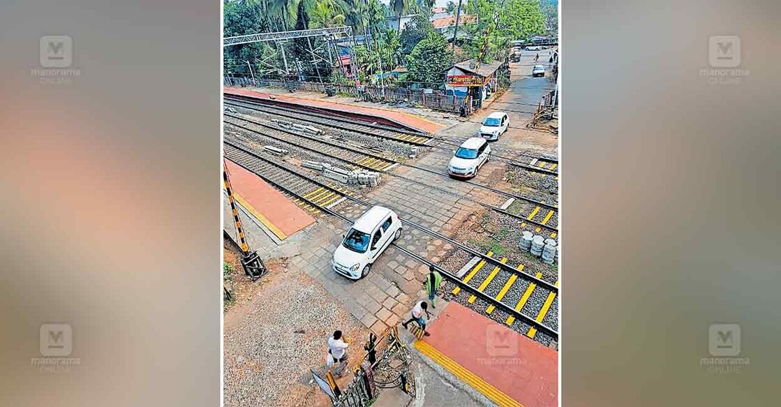 കോട്ടിക്കുളം റെയിൽവേ ക്രോസിലൂടെ പോകുന്ന 
വാഹനങ്ങൾ  
