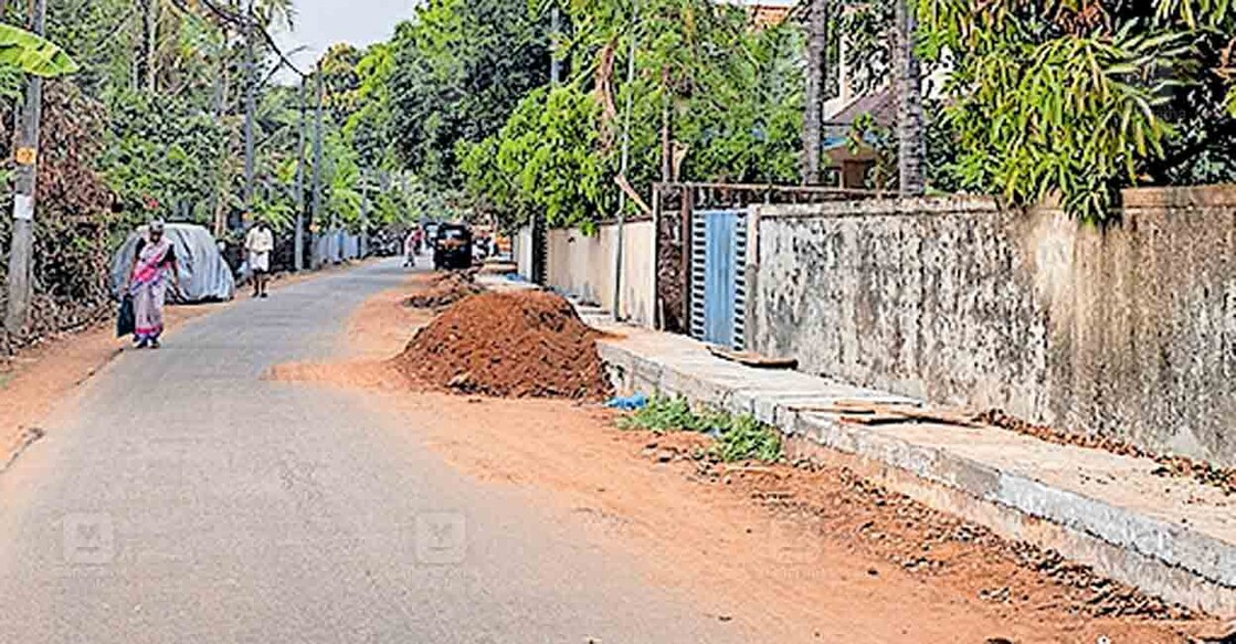 നീലേശ്വരത്ത് റോഡ് നവീകരണം നടക്കുന്ന ശ്രീവത്സം-തളിയിലമ്പലം റിങ് റോഡിൽ ഒരു വശത്ത് ഓവുചാൽ നിർമാണം പൂർത്തിയായ 
നിലയിൽ.  