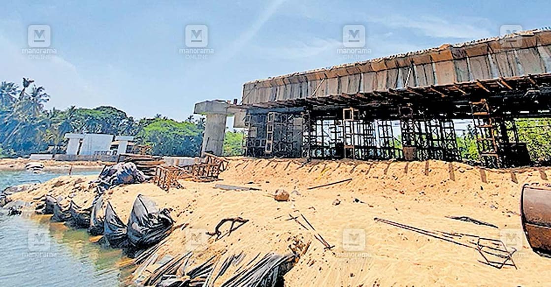 നീലേശ്വരം കച്ചേരിക്കടവ് പാലത്തിൽ ഗർഡർ നിർമാണം നടക്കുന്നു.  
