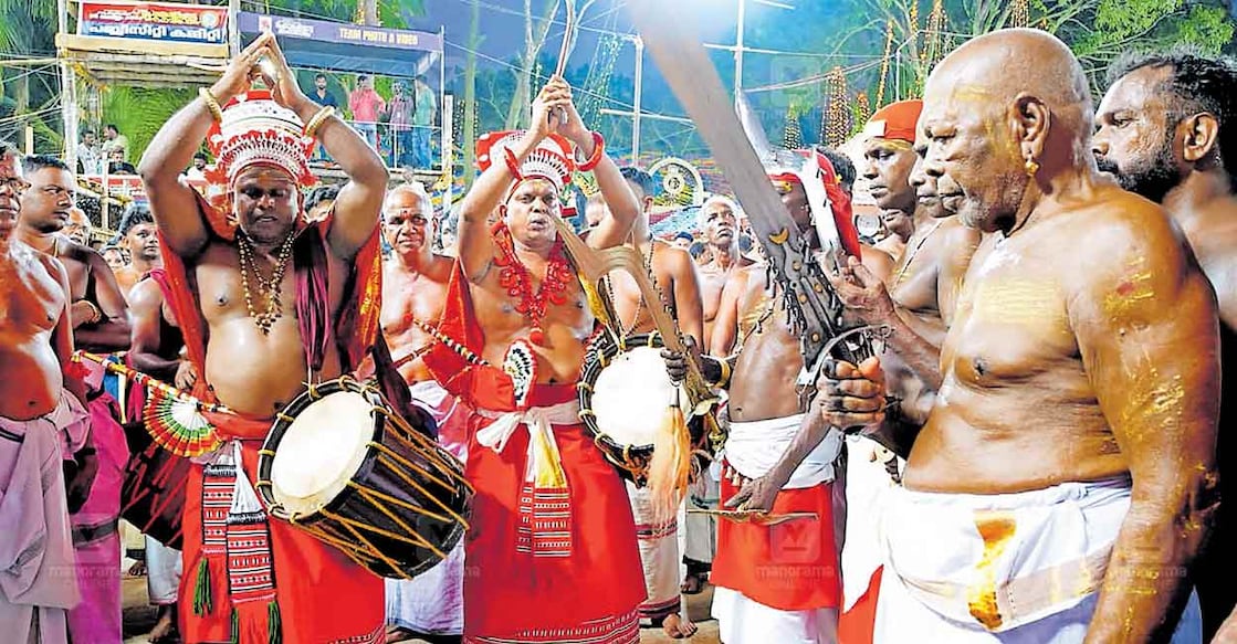 perumkaliyattam1 തൃക്കരിപ്പൂർ രാമവില്യം കഴകം പെരുങ്കളിയാട്ടത്തിൽ പ്രധാന ദേവികളായ പടക്കെത്തിയ ഭഗവതിയുടെയും ആര്യക്കര ഭഗവതിയുടെയും കോലധാരികൾ കാവില്യാട്ട് കാവിൽ നിന്നു ഉച്ചത്തോറ്റം കെട്ടി ഉറഞ്ഞാടി കഴകത്തിൽ എത്തി തോറ്റം പാടുന്നു.