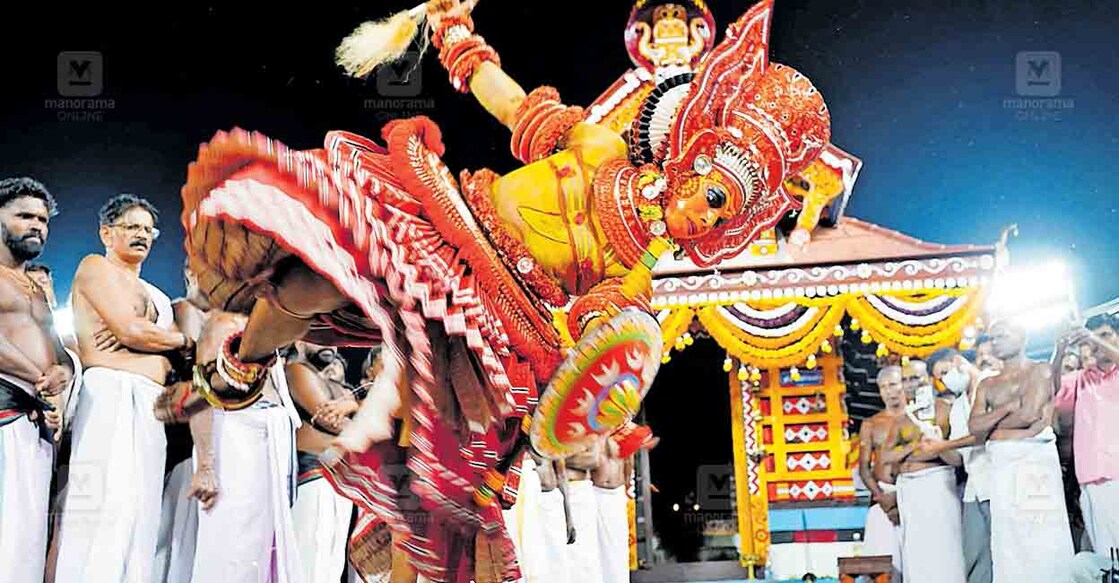 kasargod-ramavillyam-kazhakam-perumkaliyattam തൃക്കരിപ്പൂർ രാമവില്യം കഴകം പെരുങ്കളിയാട്ടത്തിൽ ബപ്പിരിയൻ വെള്ളാട്ടത്തിന്റെ നടനം.