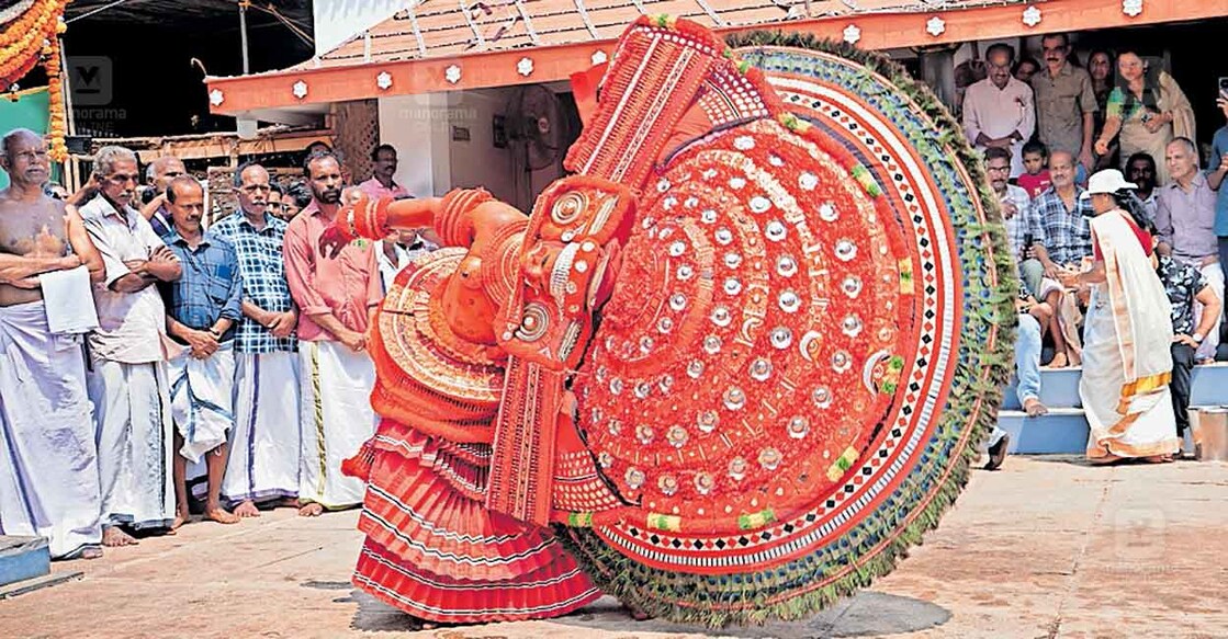 theyyam1 അരങ്ങിലെത്തിയ പുള്ളി കരിങ്കാളി തെയ്യത്തിന്റെ നടനം.