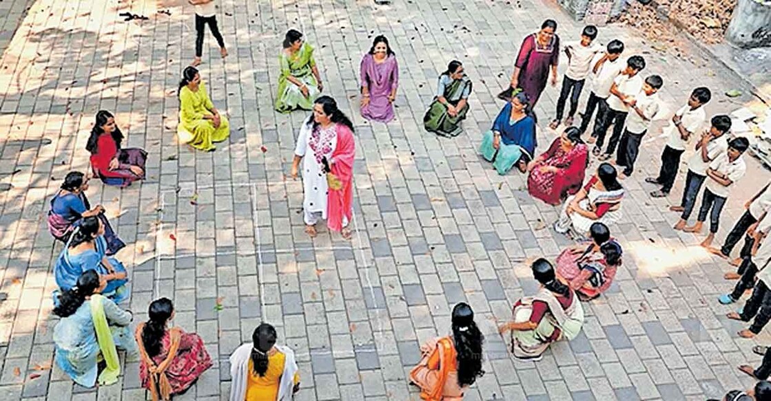 traditional-games വനിതാ ദിനത്തോടനുബന്ധിച്ച് വ്യാപാരി വ്യവസായി എകോപന സമിതി കോട്ടിക്കുളം, പാലക്കുന്ന് വനിതാ വിങ്ങിന്റെ നേതൃത്വത്തിൽ നടത്തിയ പഴമയിലെ കളിയിൽനിന്ന്.