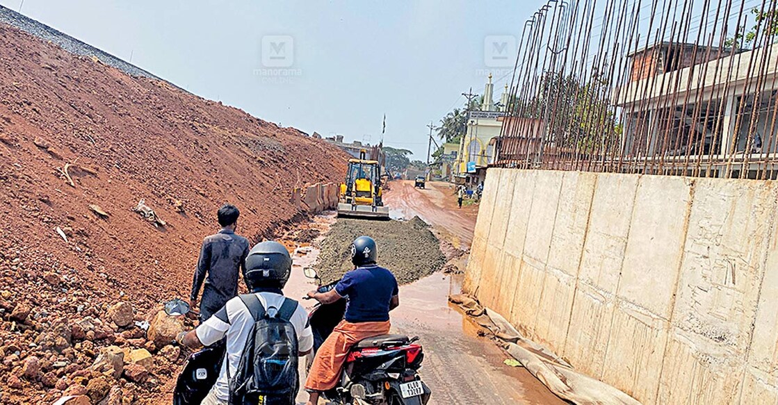 ദേശീയപാതയിൽ കൂളിയങ്കാൽ ജംക്‌ഷനിൽ കനത്ത മഴയെ തുടർന്നുണ്ടായ വലിയ കുഴി നികത്തുന്നു.  